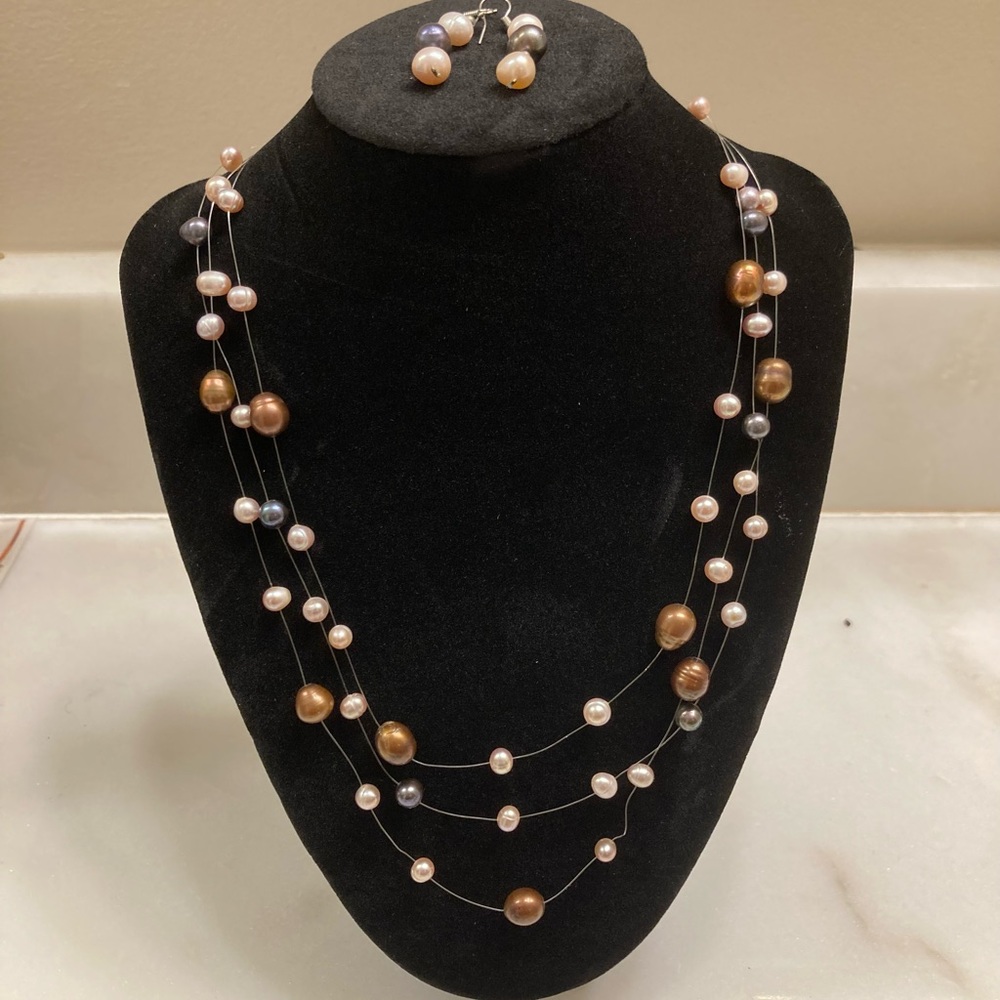 Pearl necklace and earrings, set